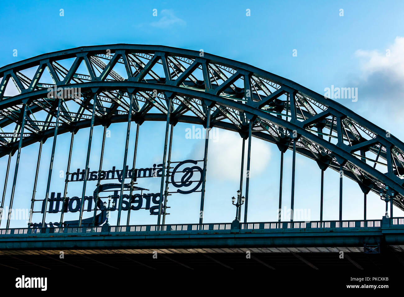 NEWCASTLE UPON TYNE, Regno Unito - 27 agosto 2018: Tyne Bridge lungo il Fiume Tyne, architettonico distintivo con close-up e dettagli surr Foto Stock