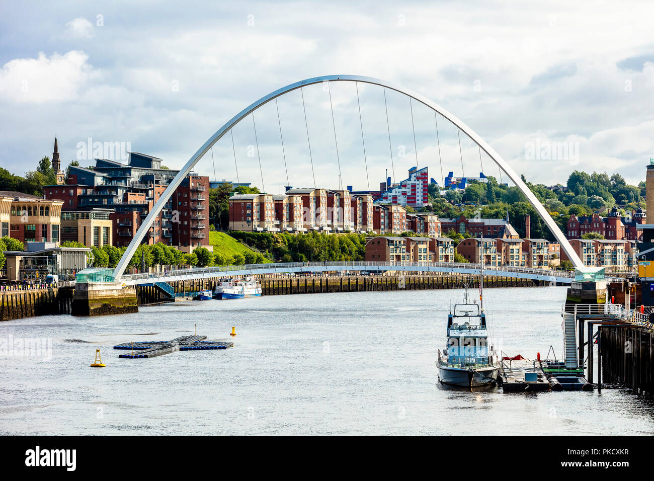 NEWCASTLE UPON TYNE, Regno Unito - 27 agosto 2018: il Gateshead Millennium Bridge, pedoni e ciclisti inclinare ponte che attraversa il fiume Foto Stock
