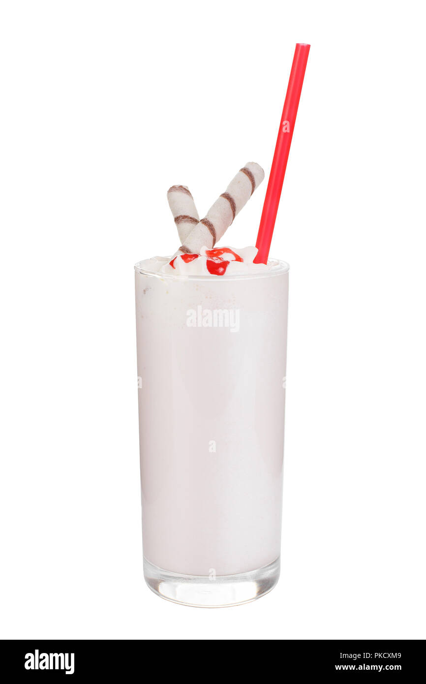 Cocktail di latte con topping, sciroppo, fragola, Berry, ciliegia, condotto di wafer, rosso di paglia, isolato sfondo bianco in un bicchiere alto e panna montata, laterale Foto Stock