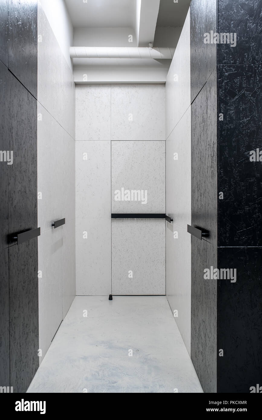 Illuminata interni in stile loft con pareti ruvide Foto Stock