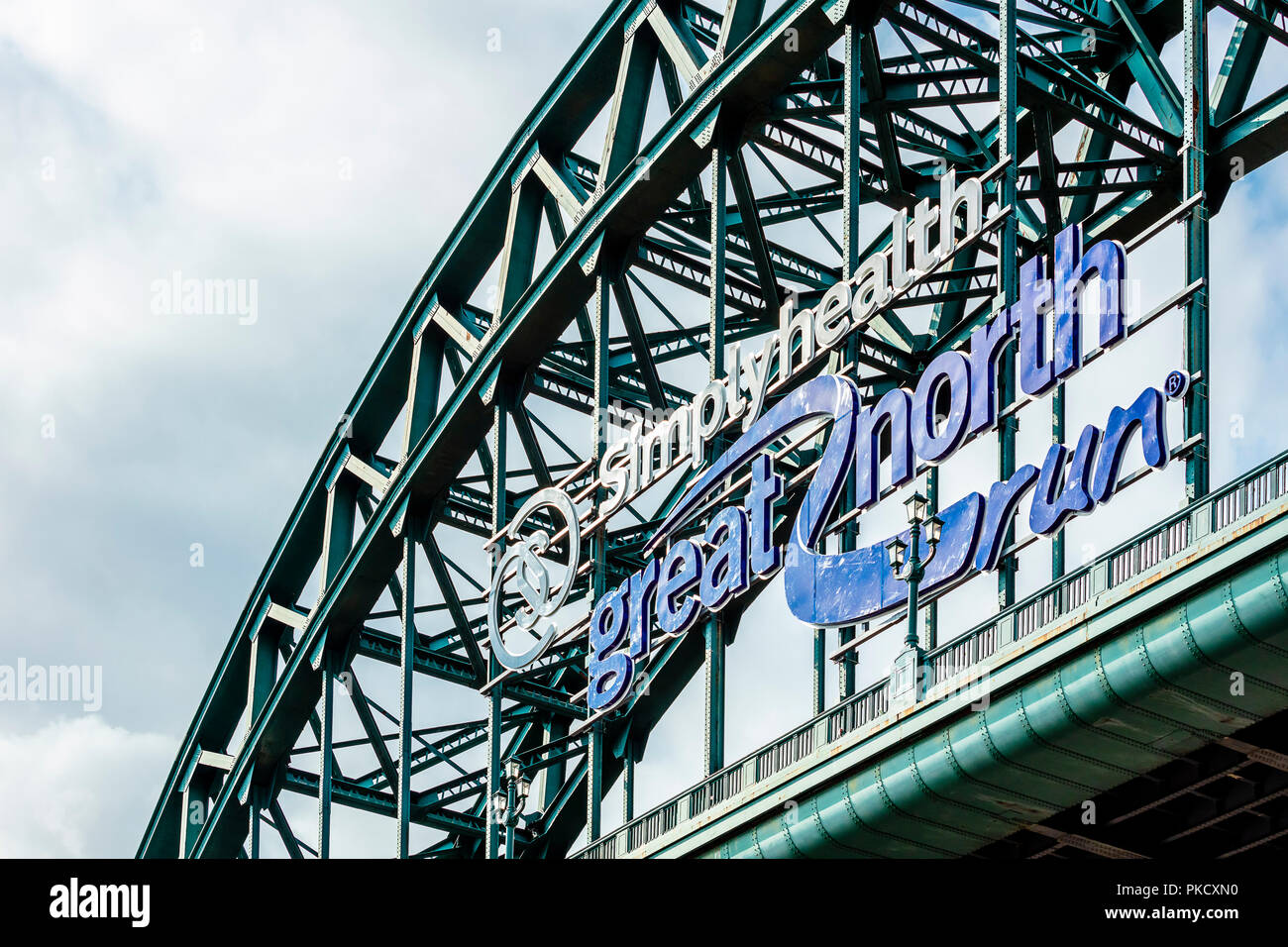 NEWCASTLE UPON TYNE, Regno Unito - 27 agosto 2018: Tyne Bridge lungo il Fiume Tyne, architettonico distintivo con close-up e dettagli surr Foto Stock