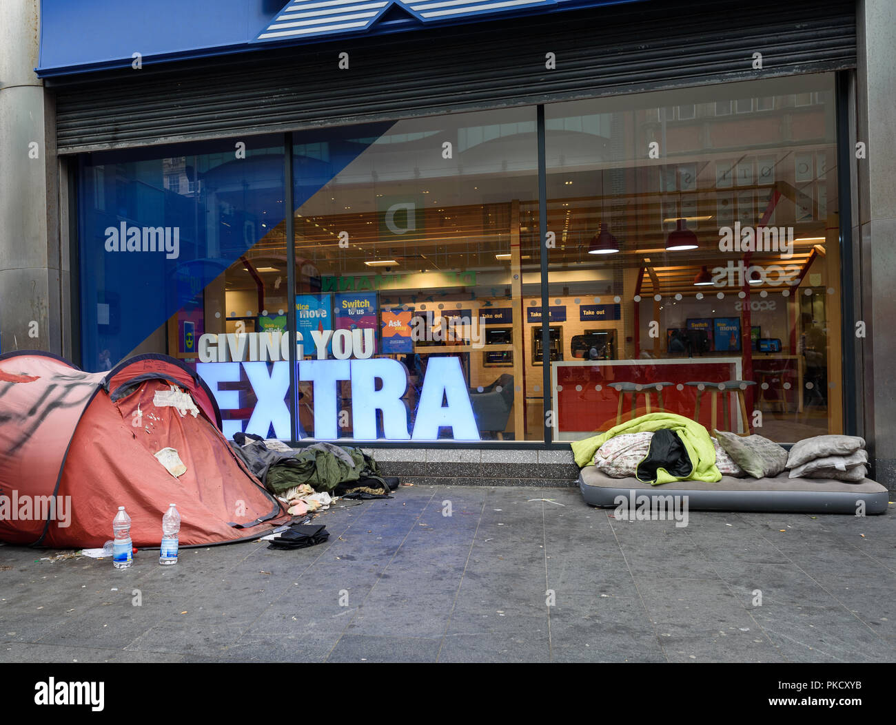 Liverpool, Regno Unito, Agosto 28th, 2018: senzatetto tenda e sacchi a pelo accanto a una filiale della banca di Halifax, Liverpool, England, Regno Unito Foto Stock
