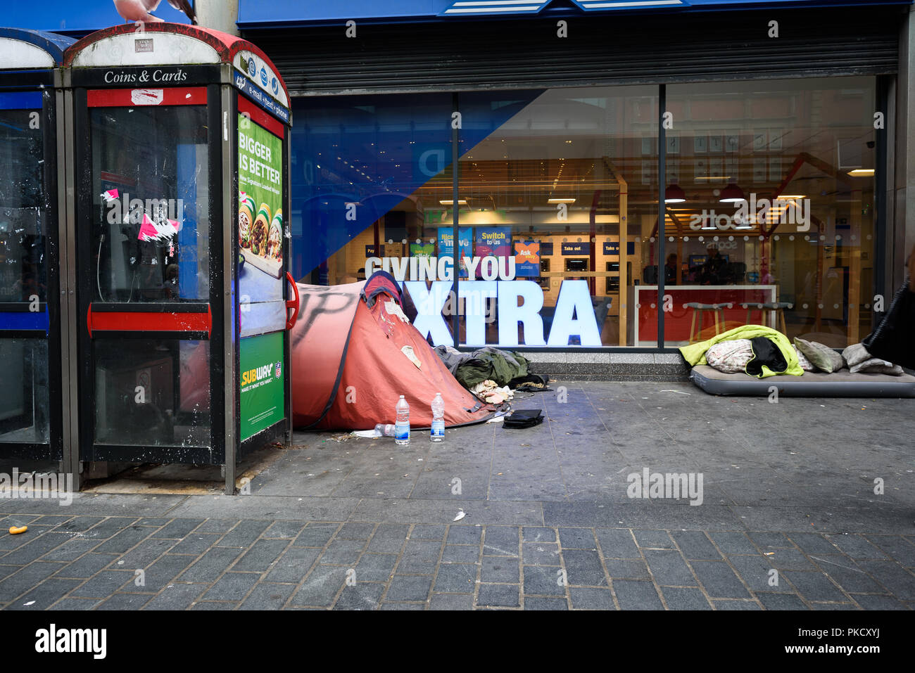 Liverpool, Regno Unito, Agosto 28th, 2018: senzatetto tenda e sacchi a pelo accanto a una filiale della banca di Halifax, Liverpool, England, Regno Unito Foto Stock