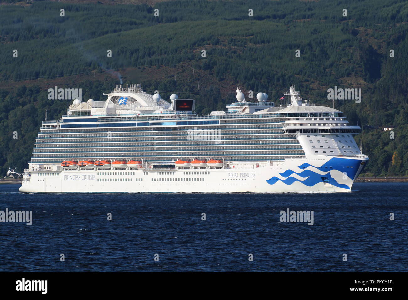 MS Regal Princess, Royal-class luxury cruise ship azionato da Princess Cruises, en route per un Firth of Clyde sosta a Greenock. Foto Stock