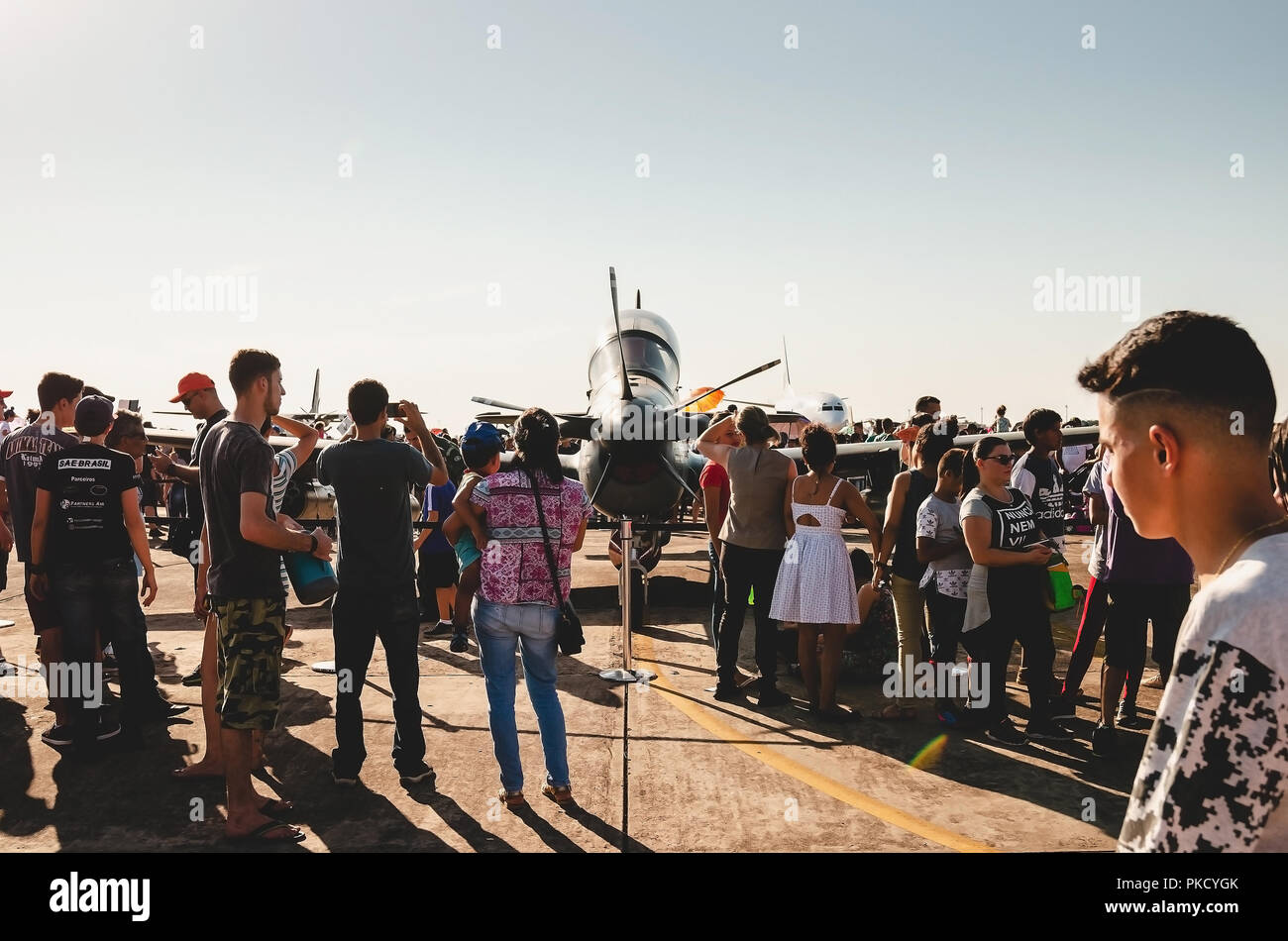 Campo Grande, Brasile - 09 Settembre 2018: la gente per scattare delle foto al militare brasiliano air base, Portoes Abertos Ala 5 evento. Embraer EMB-314 Super Foto Stock