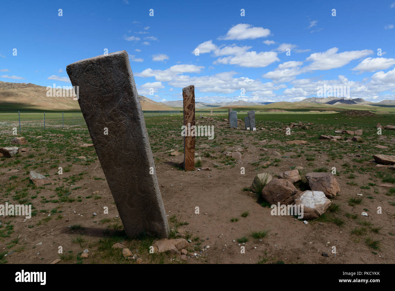 Uushigiin Uver Pietre di cervi, Mörön, Mongolia - un età del Bronzo sito con 14 montante scolpito pietre di cervo. Foto Stock