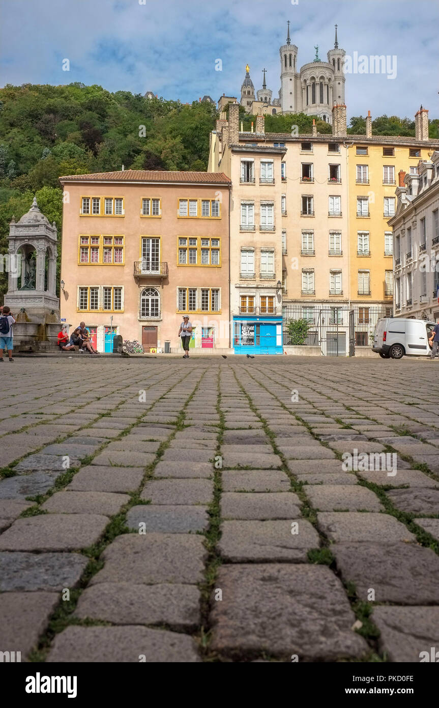 Posizionare Saint-Jean, con la basilica di Notre Dame di Fourviere in background, Lione, Francia Foto Stock