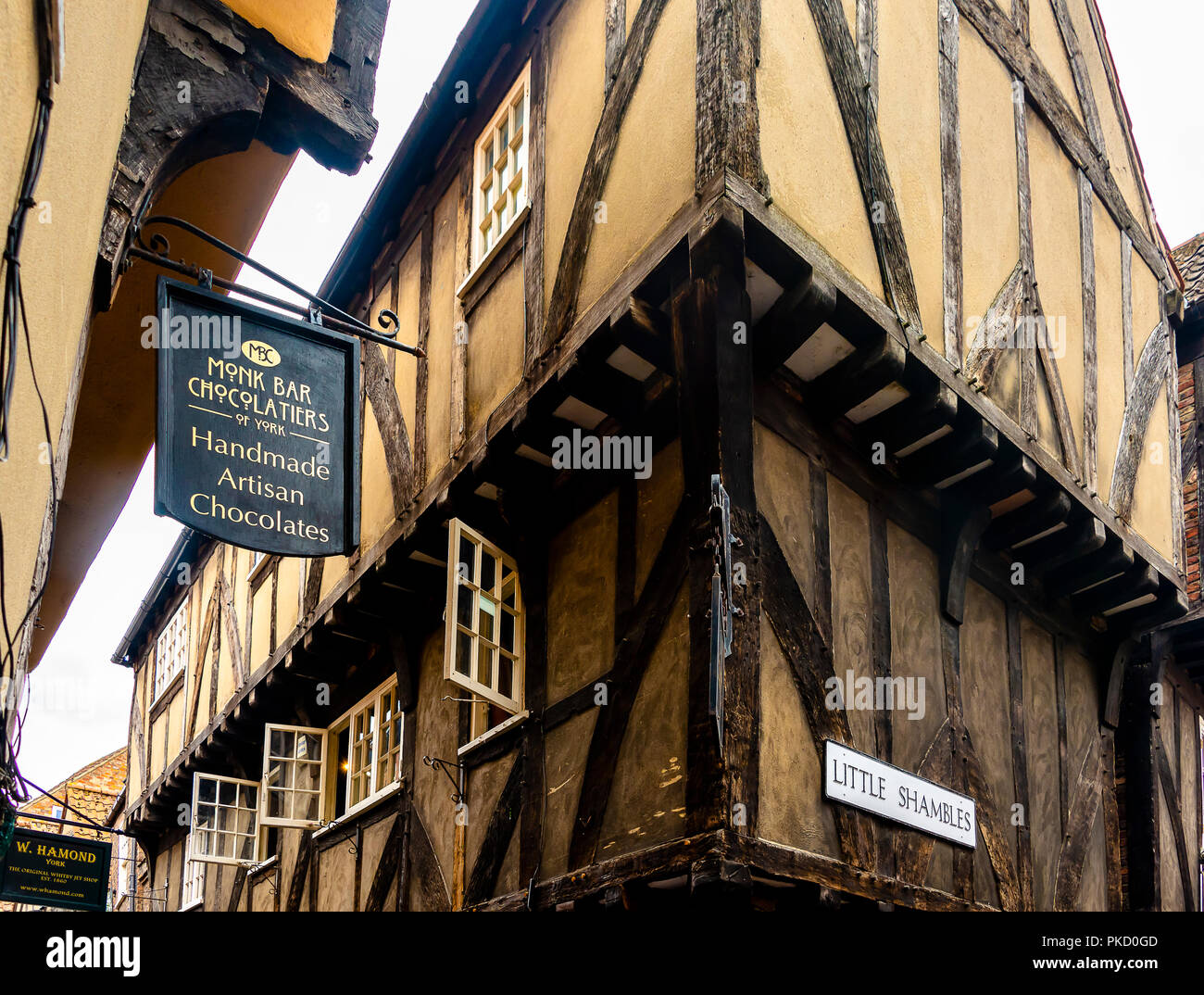 YORK, Regno Unito - 28 agosto 2018: il caos, York's medievale più famosa strada storica architettura sovrastante dettaglio close-up Foto Stock