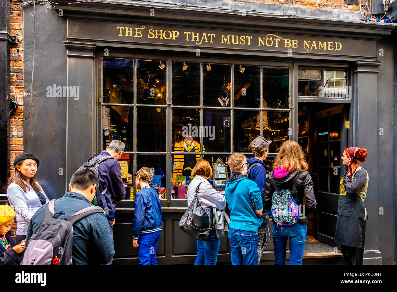 YORK, Regno Unito - 28 agosto 2018: il negozio che non deve essere nominato al caos, York più famoso storico medievale street Foto Stock