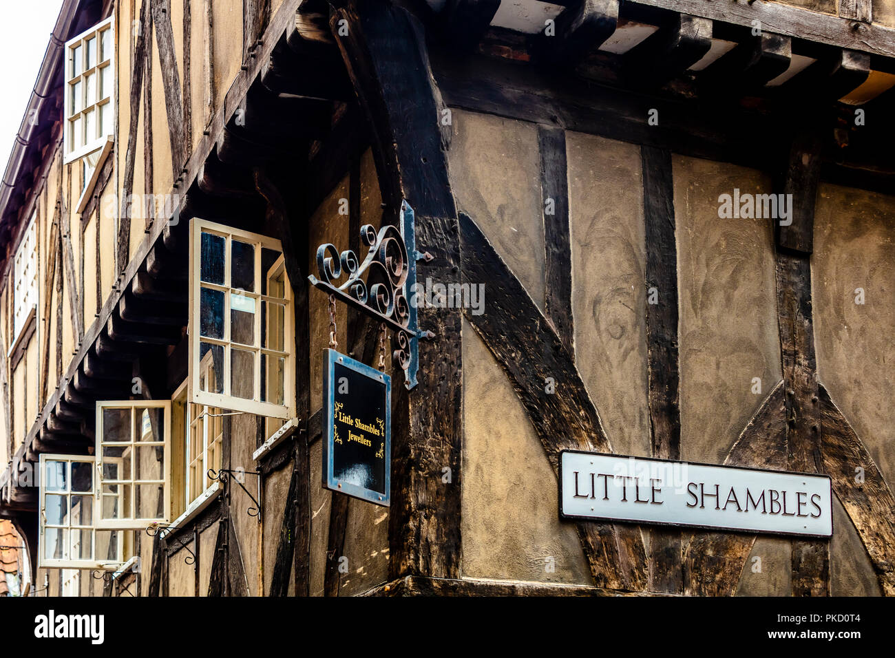 YORK, Regno Unito - 28 agosto 2018: il caos, York's medievale più famosa strada storica architettura sovrastante dettaglio close-up Foto Stock