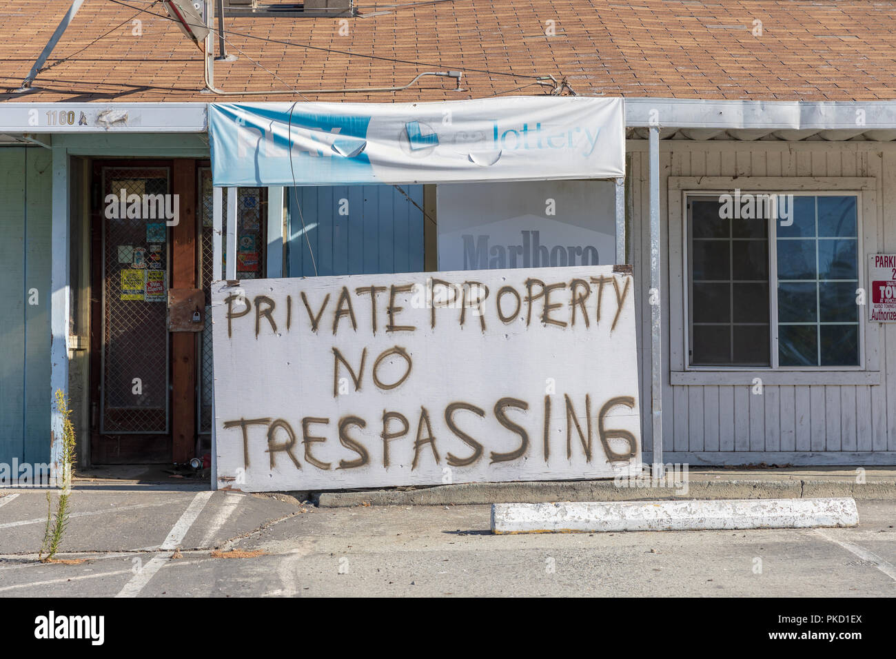 La proprietà privata - Nessuna intrusione, segno su una vecchia casa diroccata in Alviso, CALIFORNIA, STATI UNITI D'AMERICA Foto Stock