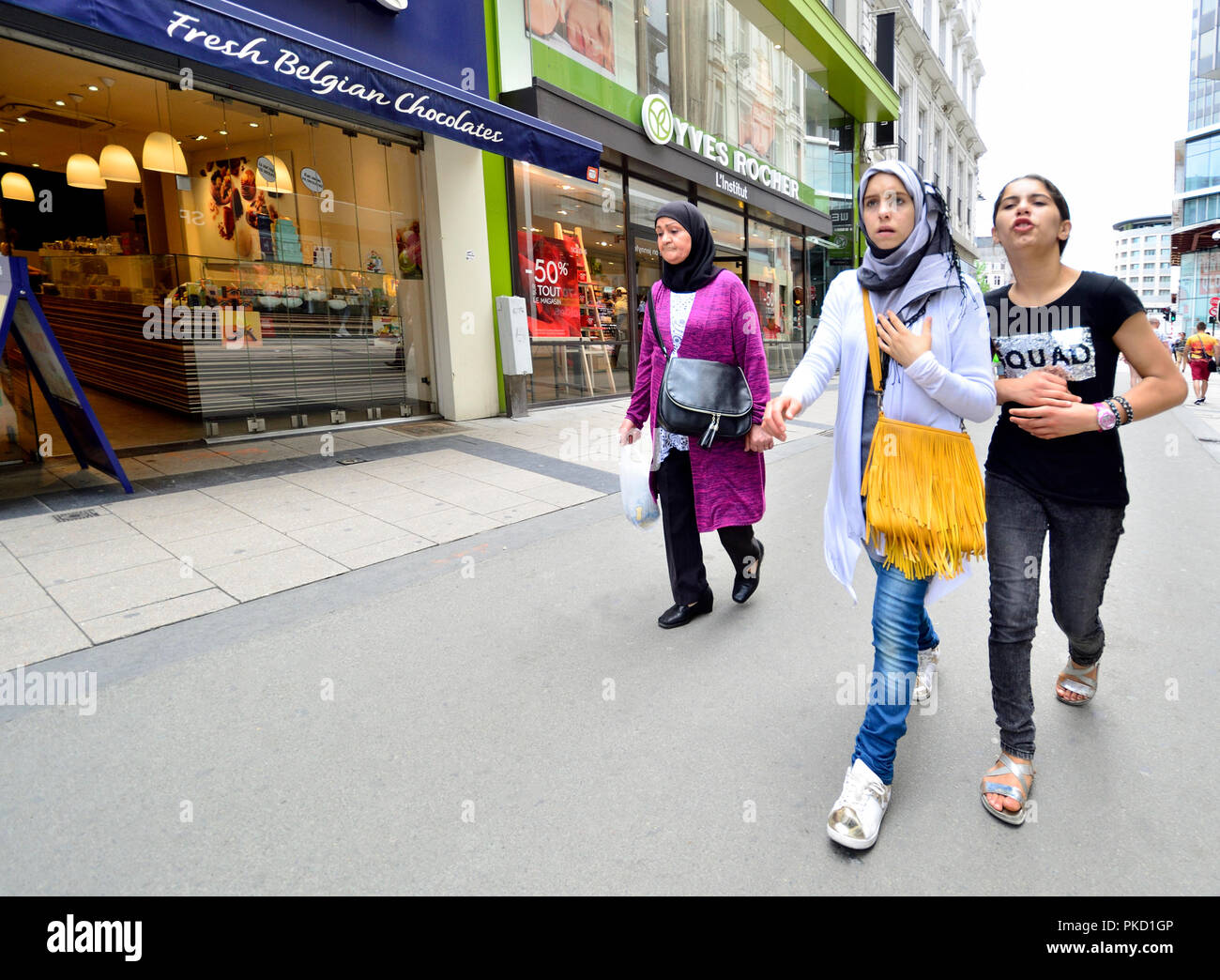 Bruxelles, Belgio. Donna musulmana e giovani ragazze con/senza il velo Foto Stock