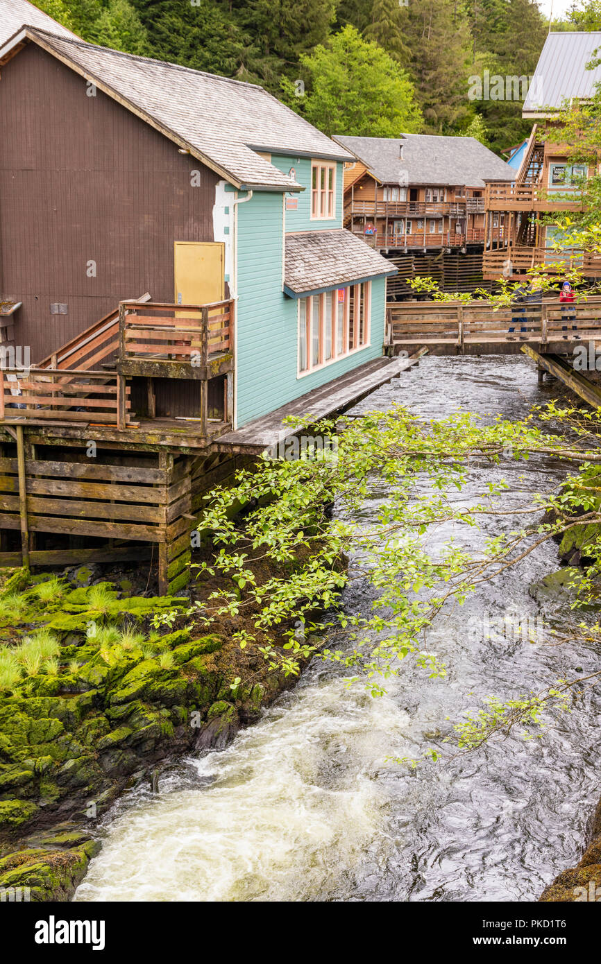 Creek Street costruito in palafitte sopra il torrente Ketchikan nel centro cittadino di Ketchikan in Alaska, STATI UNITI D'AMERICA Foto Stock