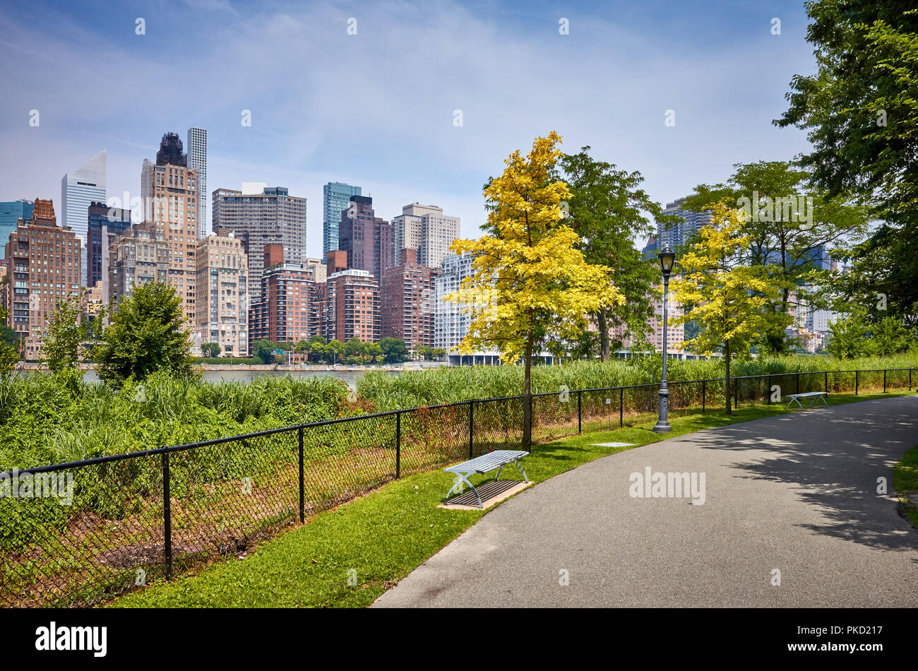 Il sentiero sulla isola di Roosevelt, Manhattan in background, New York City, Stati Uniti d'America. Foto Stock