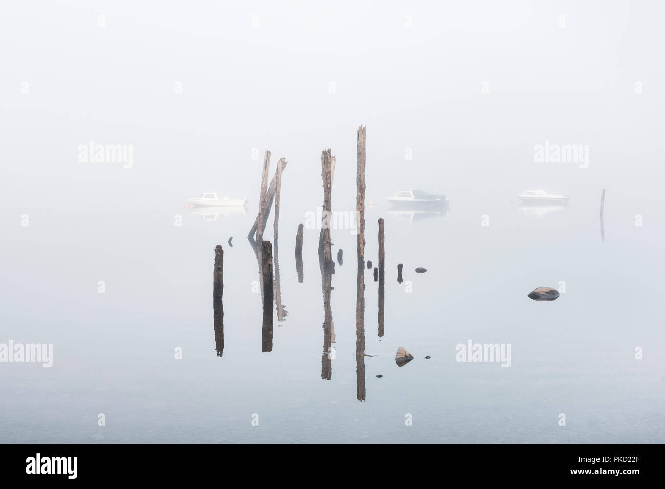 Fitta nebbia oscurando jetty e barche sulla Derwent Water Near Keswick entro il Lake District inglese Cumbria Foto Stock