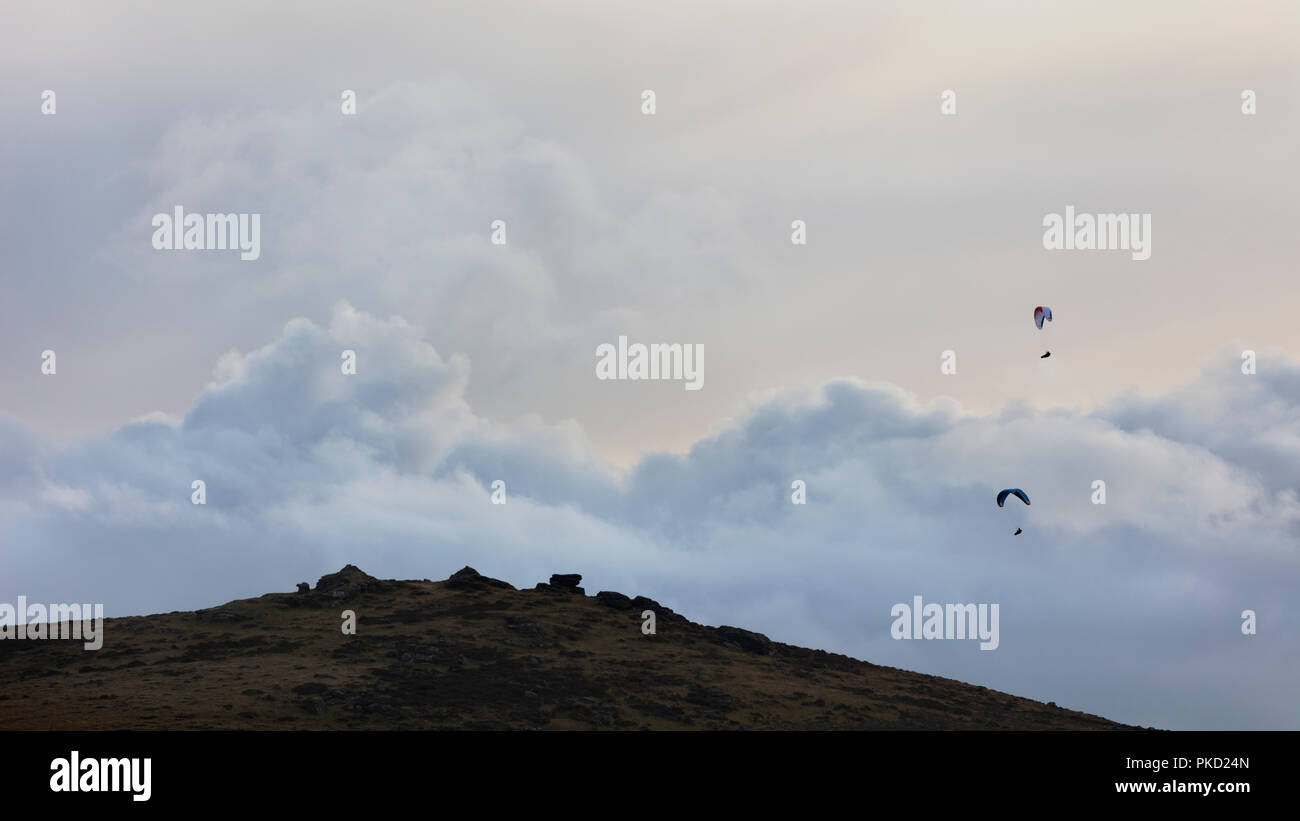 Due parapendii oltre Honeybags tor nel Parco Nazionale di Dartmoor in Devon Foto Stock