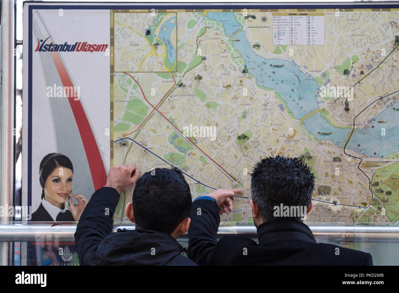 ISTANBUL, Turchia - 28 dicembre 2015: Due turisti persi cercando e che puntano a una mappa di Istanbul la rete dei trasporti pubblici, anche noto come Istanbul Ula Foto Stock