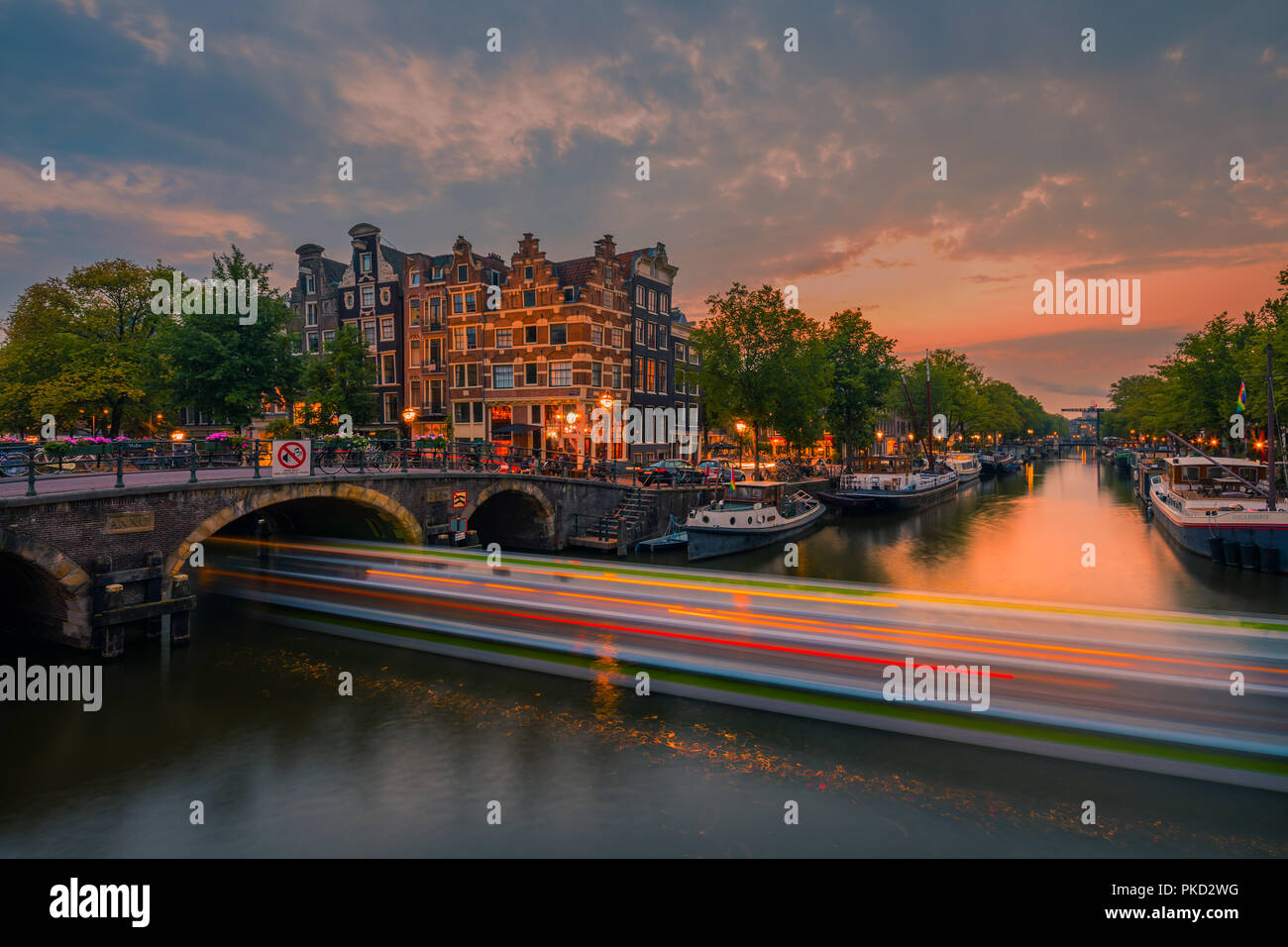 Una serata di Amsterdam con la vista dalla Papiermolensluis il Brouwersgracht. Foto Stock