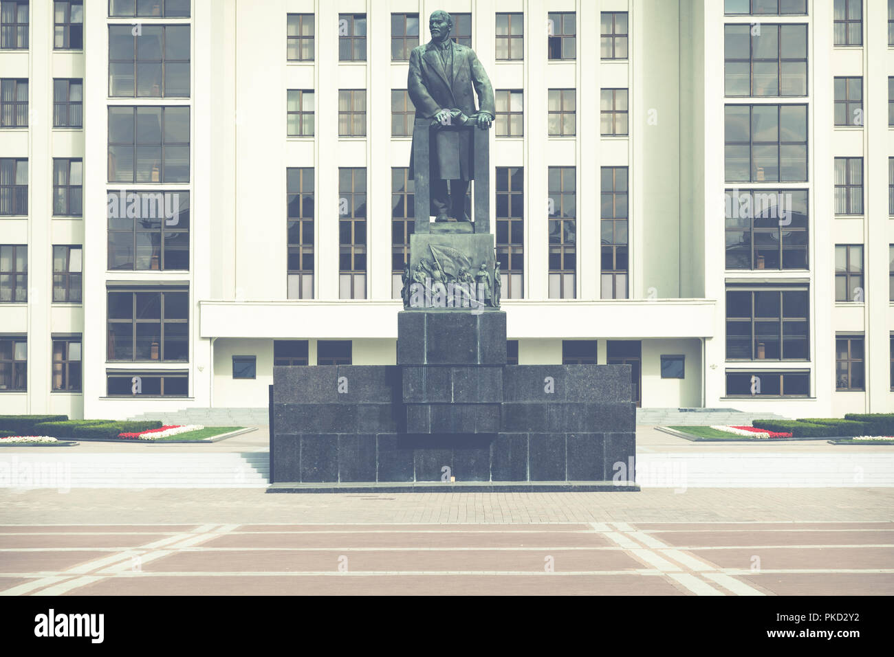 MINSK, Bielorussia - 11 settembre 2018: Monumento di Lenin vicino al Palazzo del Governo della Repubblica di Bielorussia. Piazza Indipendenza, Minsk, Bielorussia. Foto Stock