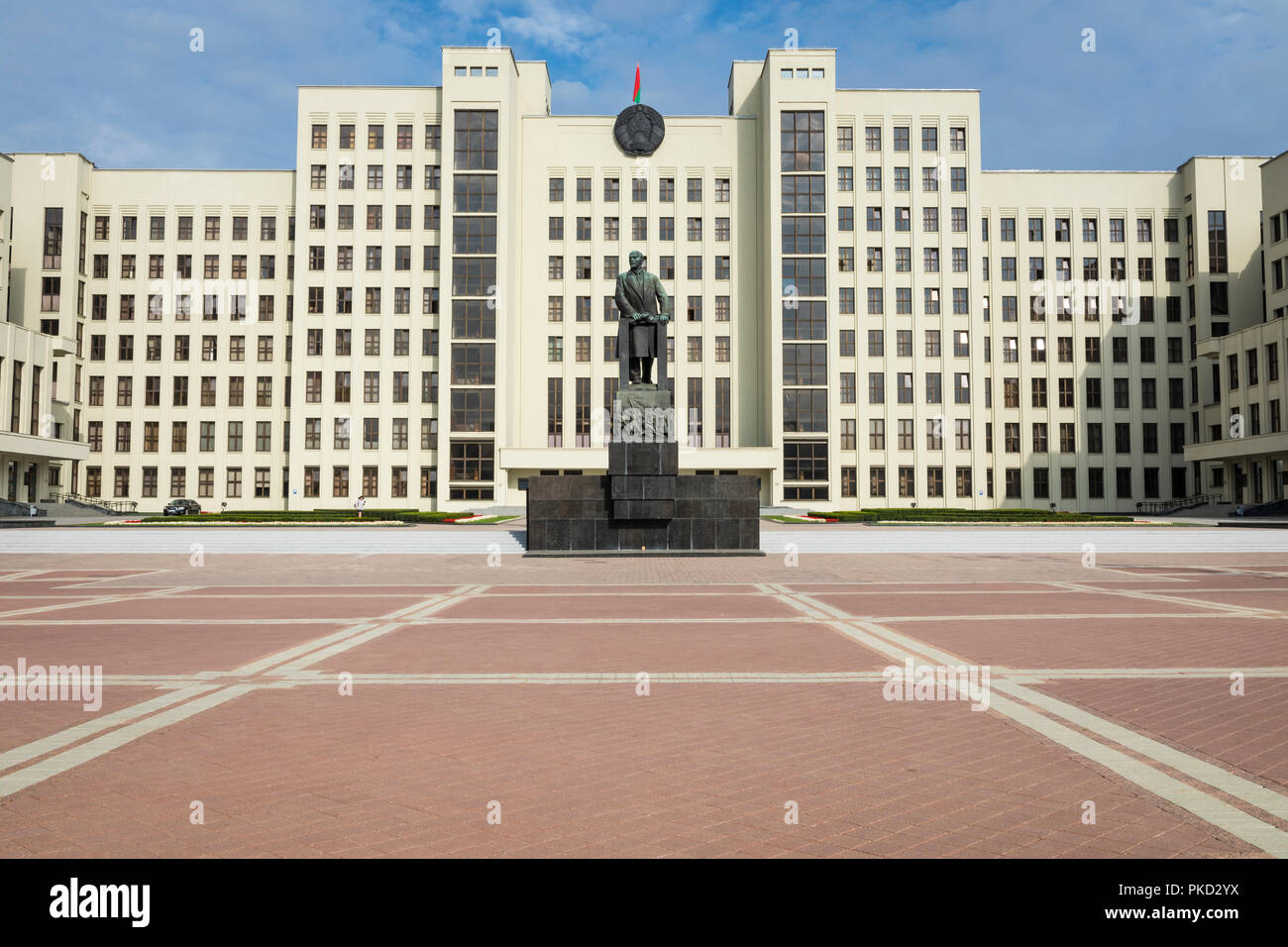 MINSK, Bielorussia - 11 settembre 2018: Monumento di Lenin vicino al Palazzo del Governo della Repubblica di Bielorussia. Piazza Indipendenza, Minsk, Bielorussia. Foto Stock