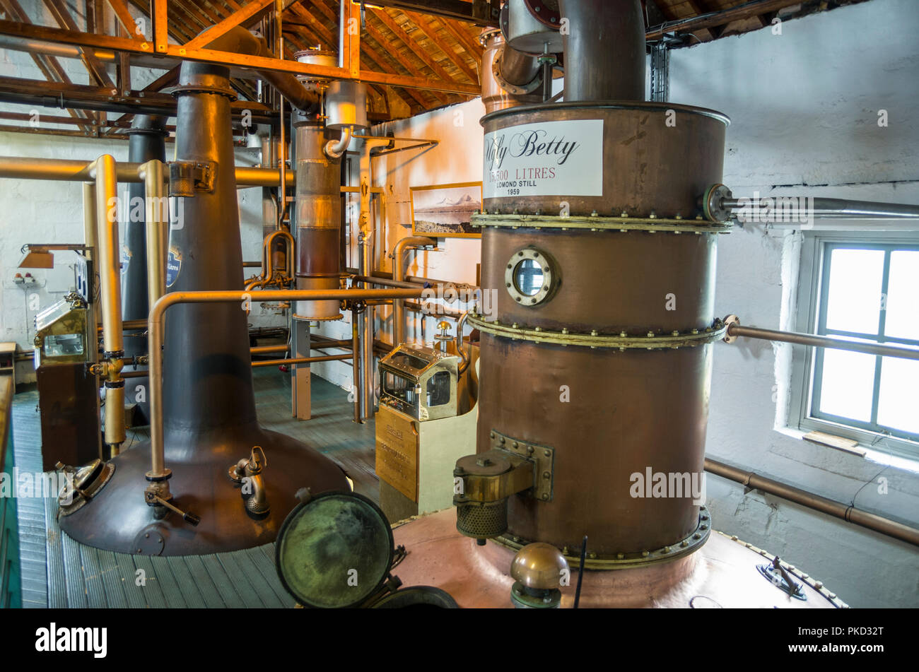 Whisky alambicchi a Bruichladdich Distillery, Islay, Scozia Foto Stock