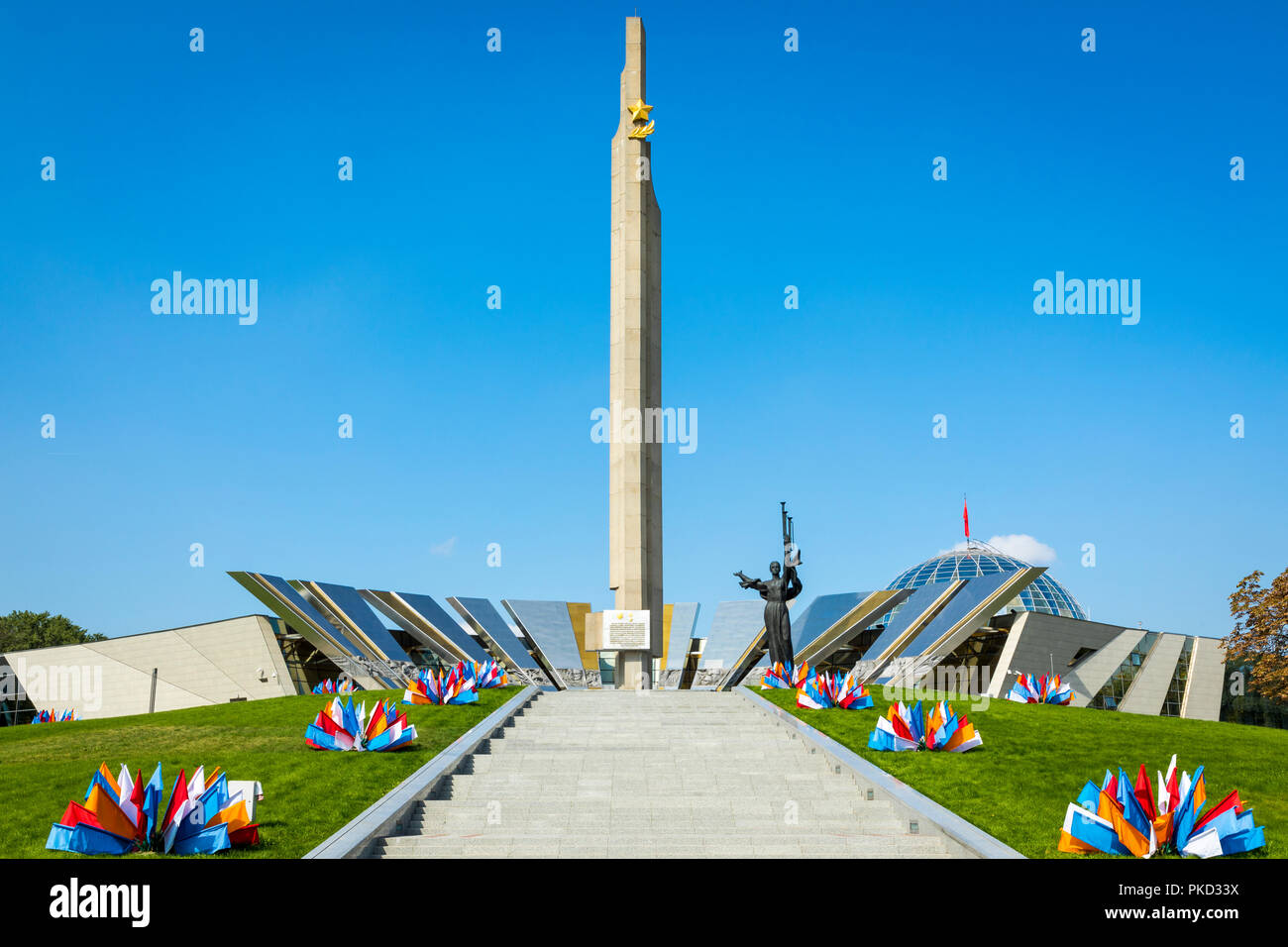 MINSK, Bielorussia - 11 settembre 2018: monumento vicino all'edificio bielorusso Museo della Grande Guerra Patriottica di Minsk, Bielorussia Foto Stock