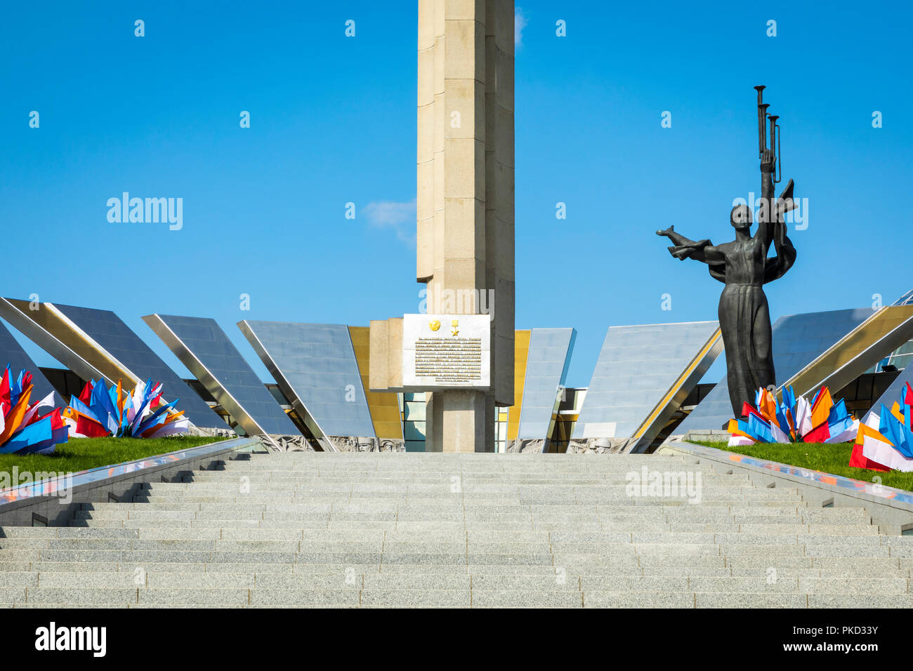 MINSK, Bielorussia - 11 settembre 2018: monumento vicino all'edificio bielorusso Museo della Grande Guerra Patriottica di Minsk, Bielorussia Foto Stock