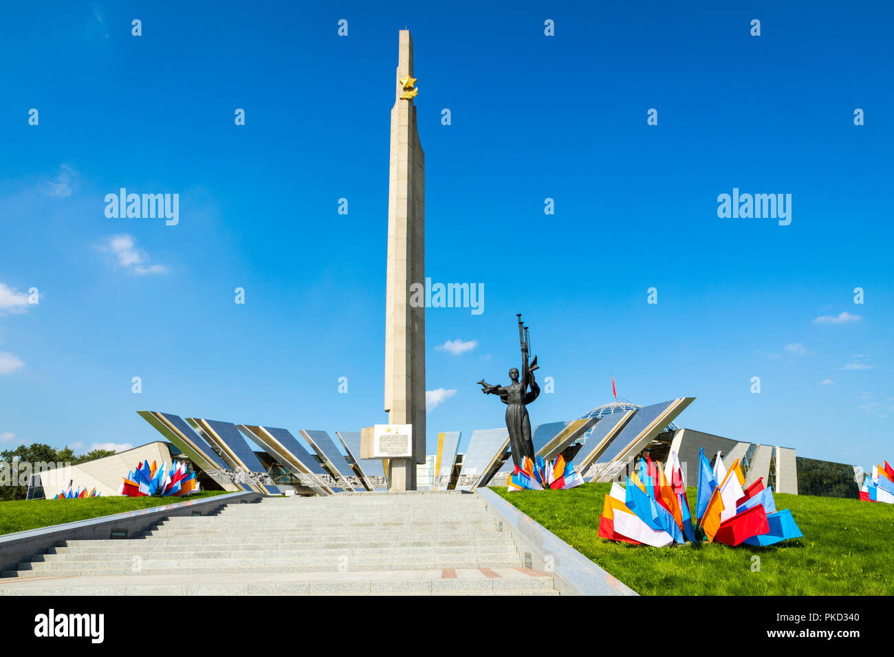 MINSK, Bielorussia - 11 settembre 2018: monumento vicino all'edificio bielorusso Museo della Grande Guerra Patriottica di Minsk, Bielorussia Foto Stock