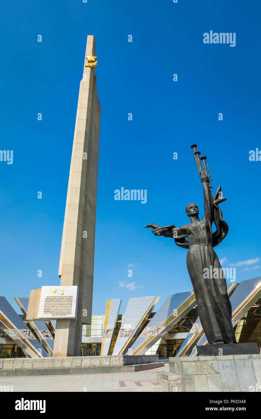 MINSK, Bielorussia - 11 settembre 2018: monumento vicino all'edificio bielorusso Museo della Grande Guerra Patriottica di Minsk, Bielorussia Foto Stock