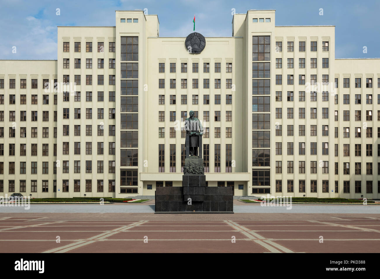 MINSK, Bielorussia - 11 settembre 2018: Monumento di Lenin vicino al Palazzo del Governo della Repubblica di Bielorussia. Piazza Indipendenza, Minsk, Bielorussia. Foto Stock