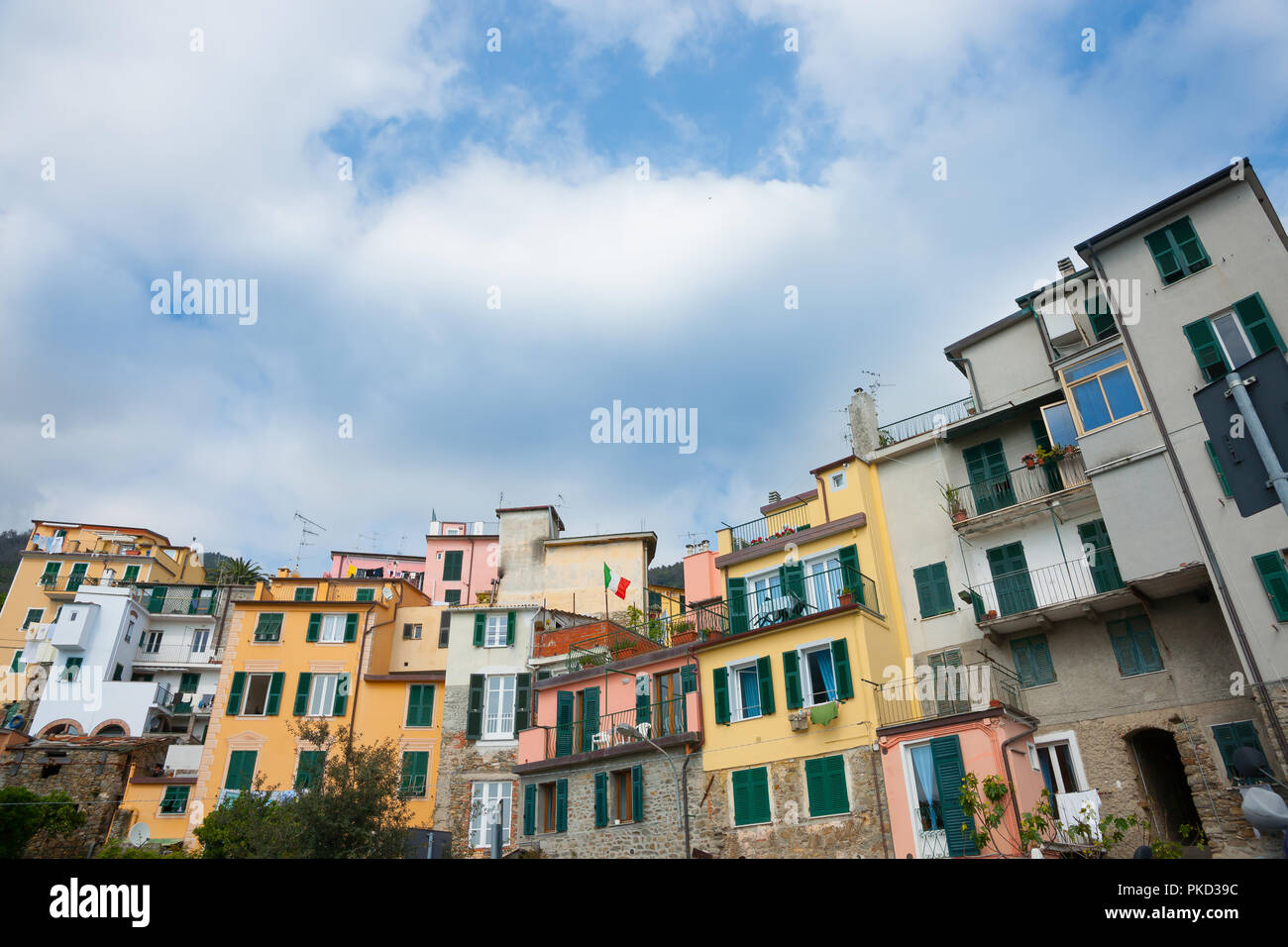 Arhitecture tipici e i colori della terrazza case in italiano borgo di Riomaggiore Foto Stock