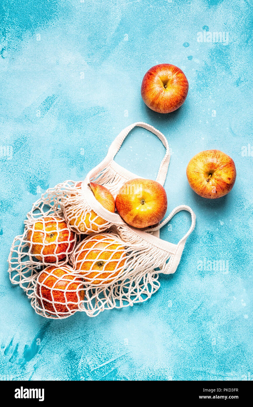 Mele fresche in una borsa a rete, vista dall'alto. Foto Stock
