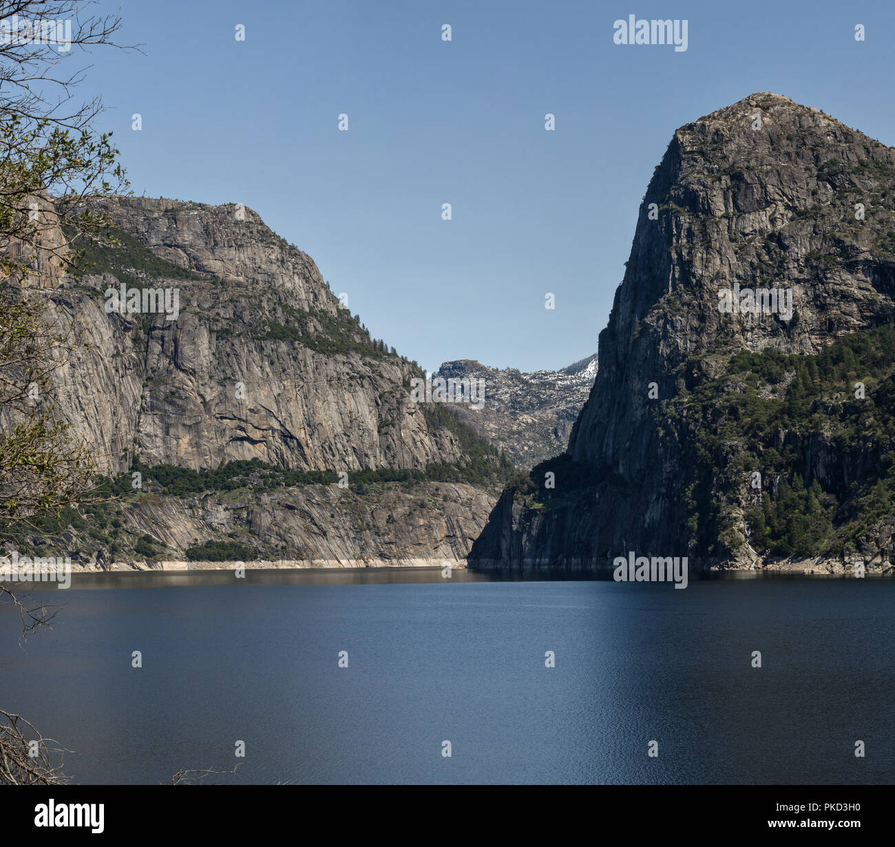 Hetch Hetchy Valley, O'Shaughnessy Dam nel Parco Nazionale di Yosemite, Vista del serbatoio e Kolana Rock, California, USA. Foto Stock