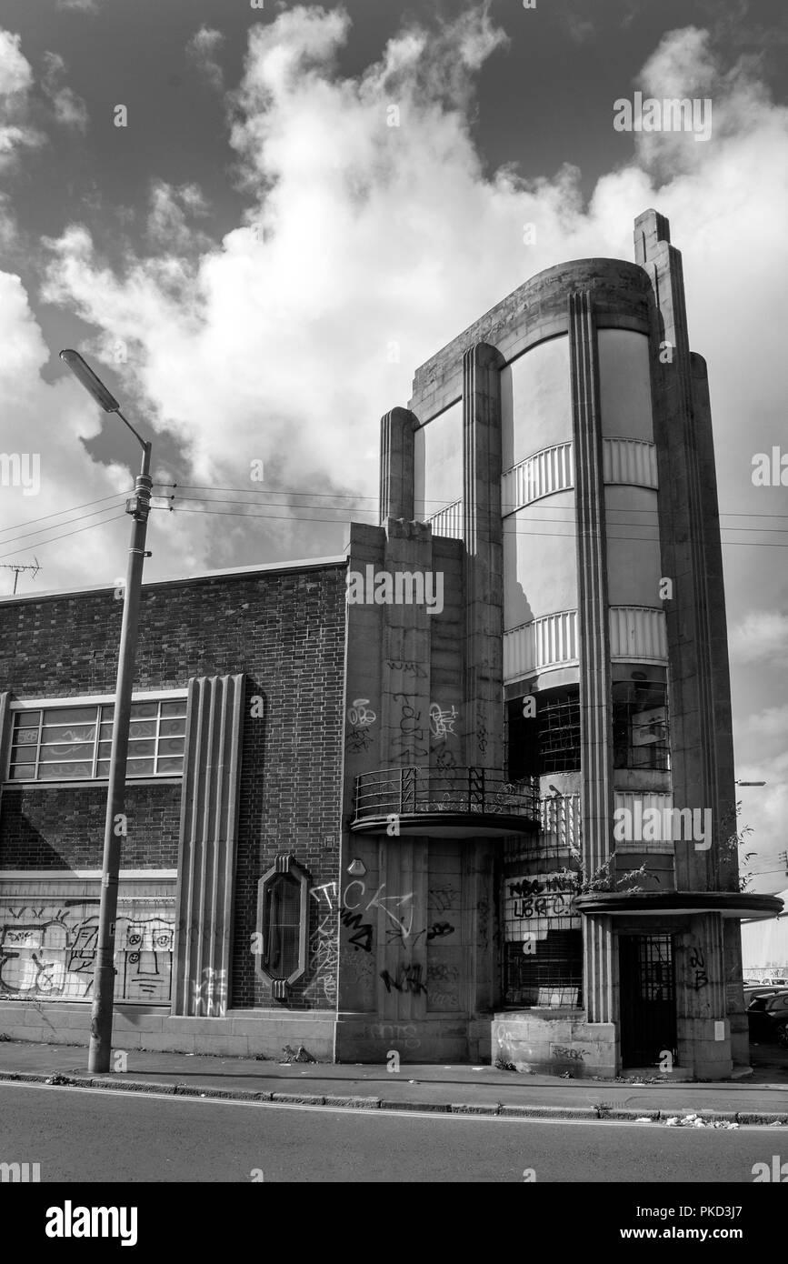 GLASGOW, SCOZIA - 12 settembre 2018: una fotografia in bianco e nero di (ex) Leyland Motor Company su Salkeld Street, Laurieston. Foto Stock