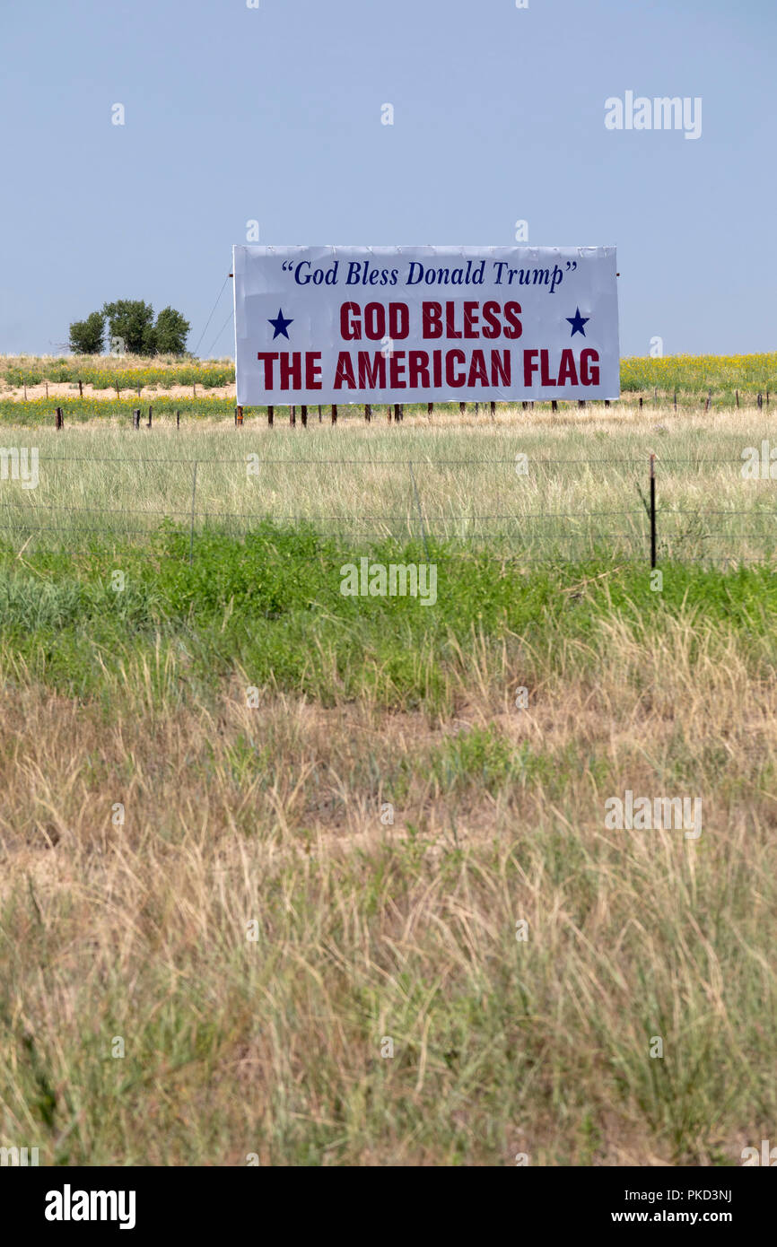 Roggen, Colorado - un cartellone lungo la Interstate 76 lodando presidente Donald Trump e la bandiera americana. Foto Stock
