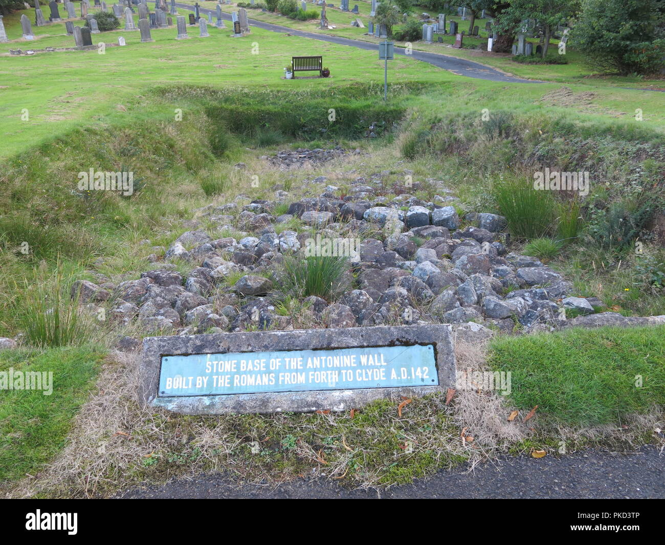 Il basamento in pietra del Antonine Wall, costruita dai Romani in ANNUNCIO 142, può essere visto in due luoghi al cimitero Boclair, Bearsden, Glasgow, Scozia Foto Stock