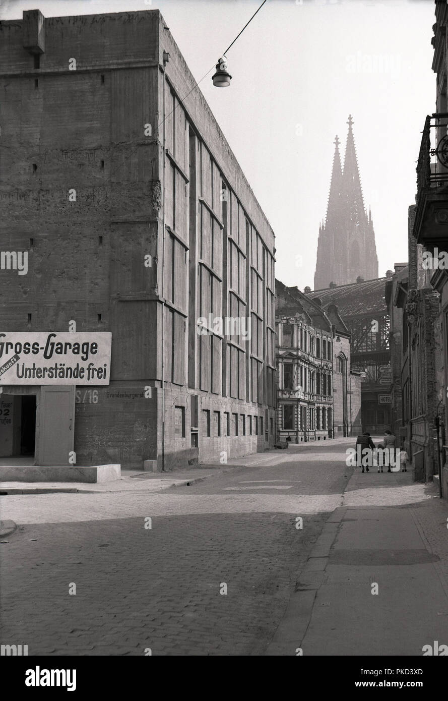 1950, storico, Brandenburger Str, Colgne, Germania, post-war II, due madri con figli piccoli a piedi lungo la strada di ciottoli, con l'antica cattedrale in background, che nonostante la feroce bombardamento alleato per non cadere, Foto Stock