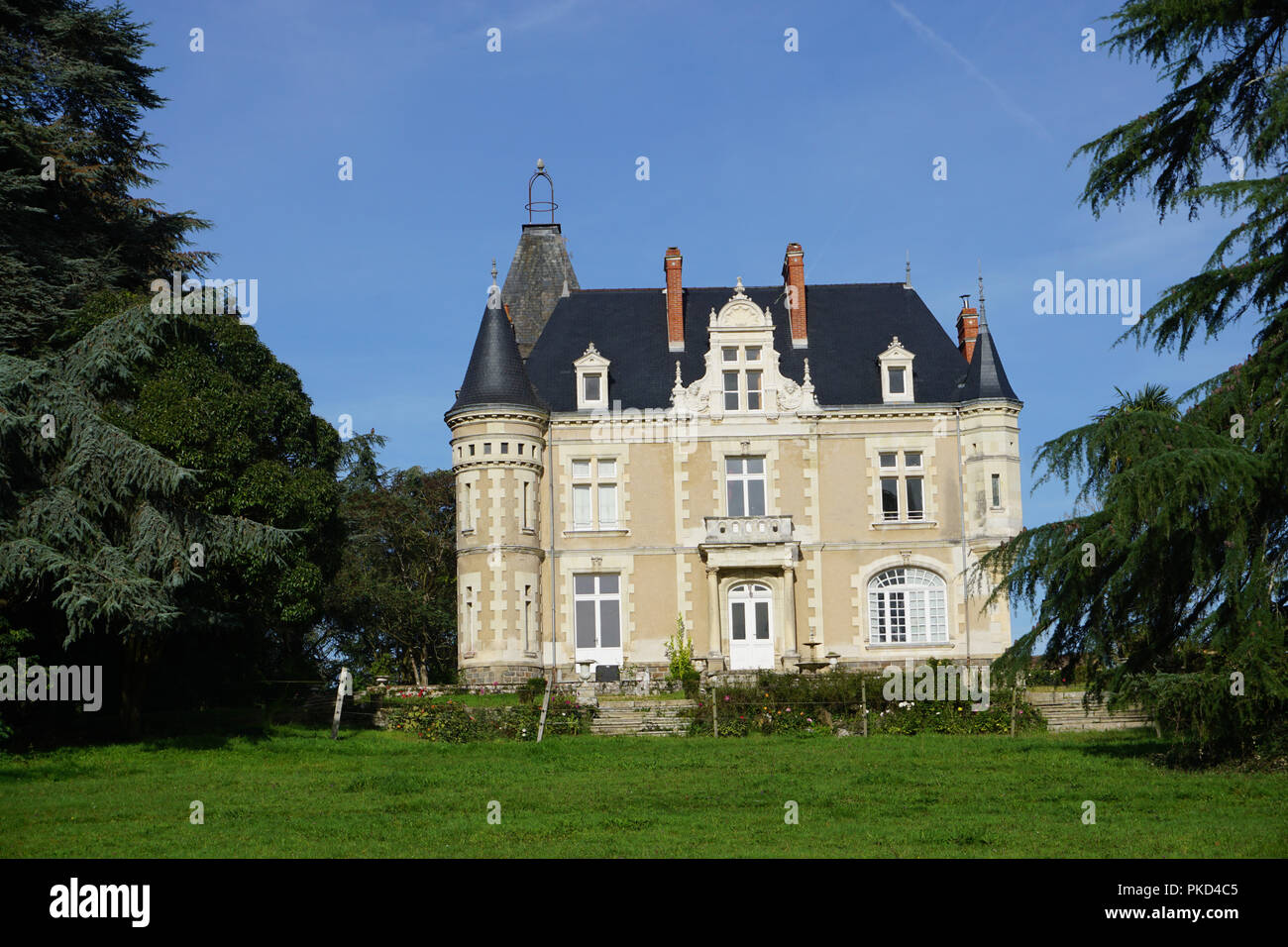 Antica pietra piccolo castello medievale in piedi nel parco su una