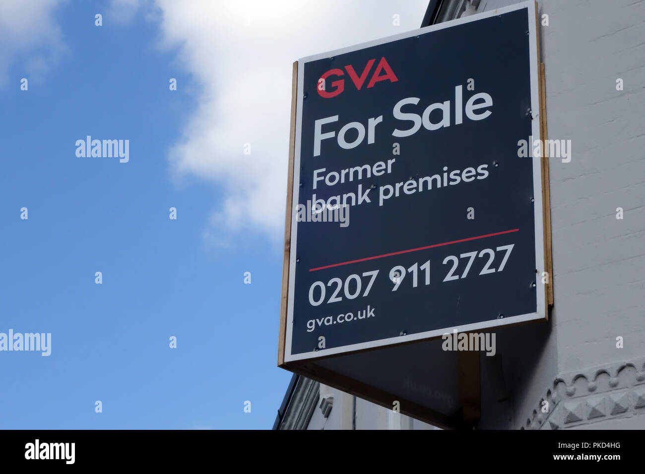 Ex Banca per la vendita in un villaggio Nat West Bank chiusa in Dinnington, South Yorkshire Foto Stock