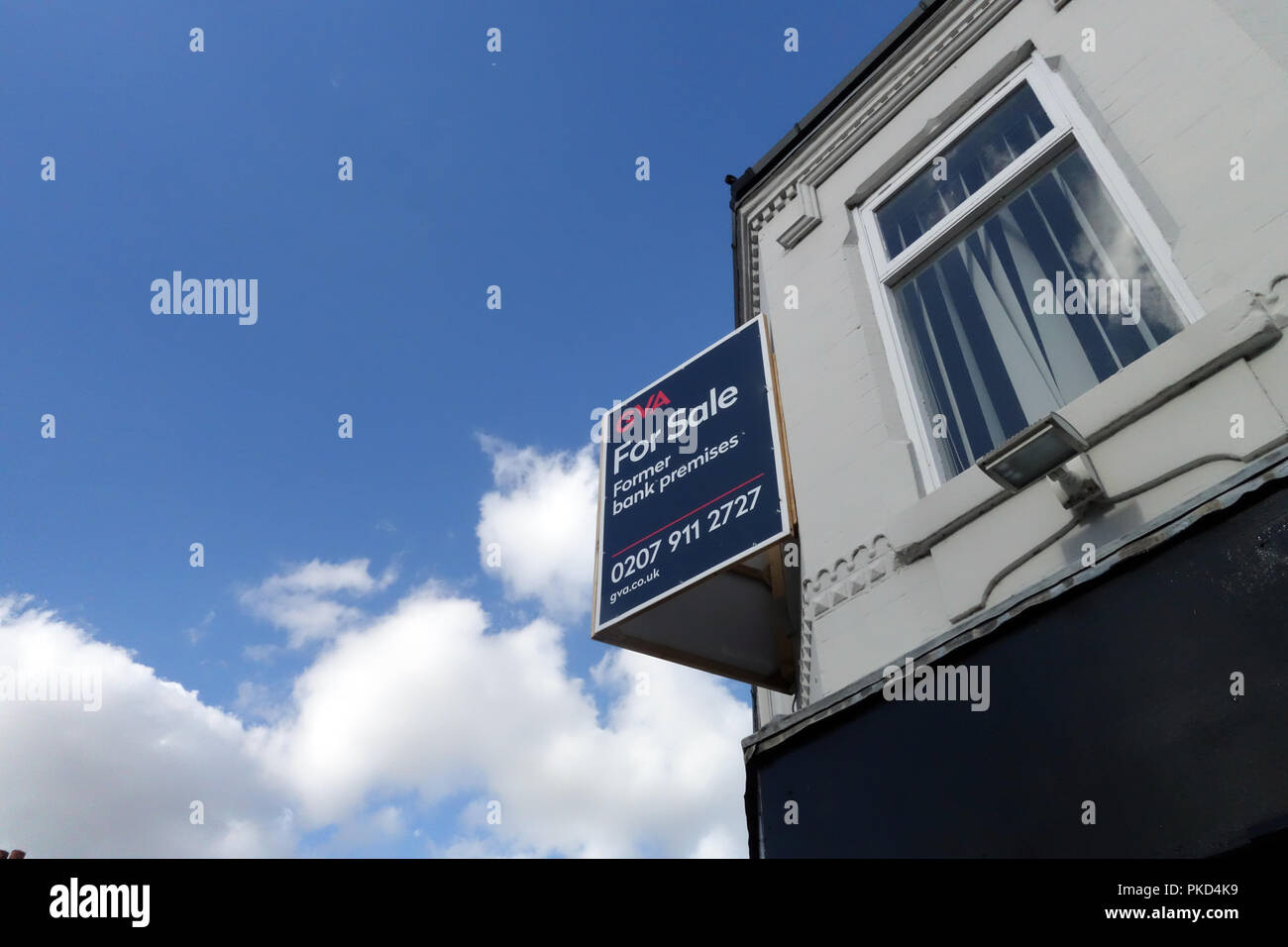 Ex Banca per la vendita in un villaggio Nat West Bank chiusa in Dinnington, South Yorkshire Foto Stock