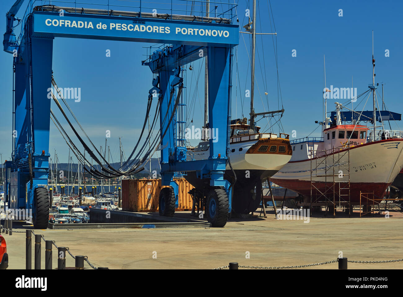 Culla nel dock del porto di pesca di fraternità di Portonovo, Pontevedra, Galizia, Spagna, Europa Foto Stock