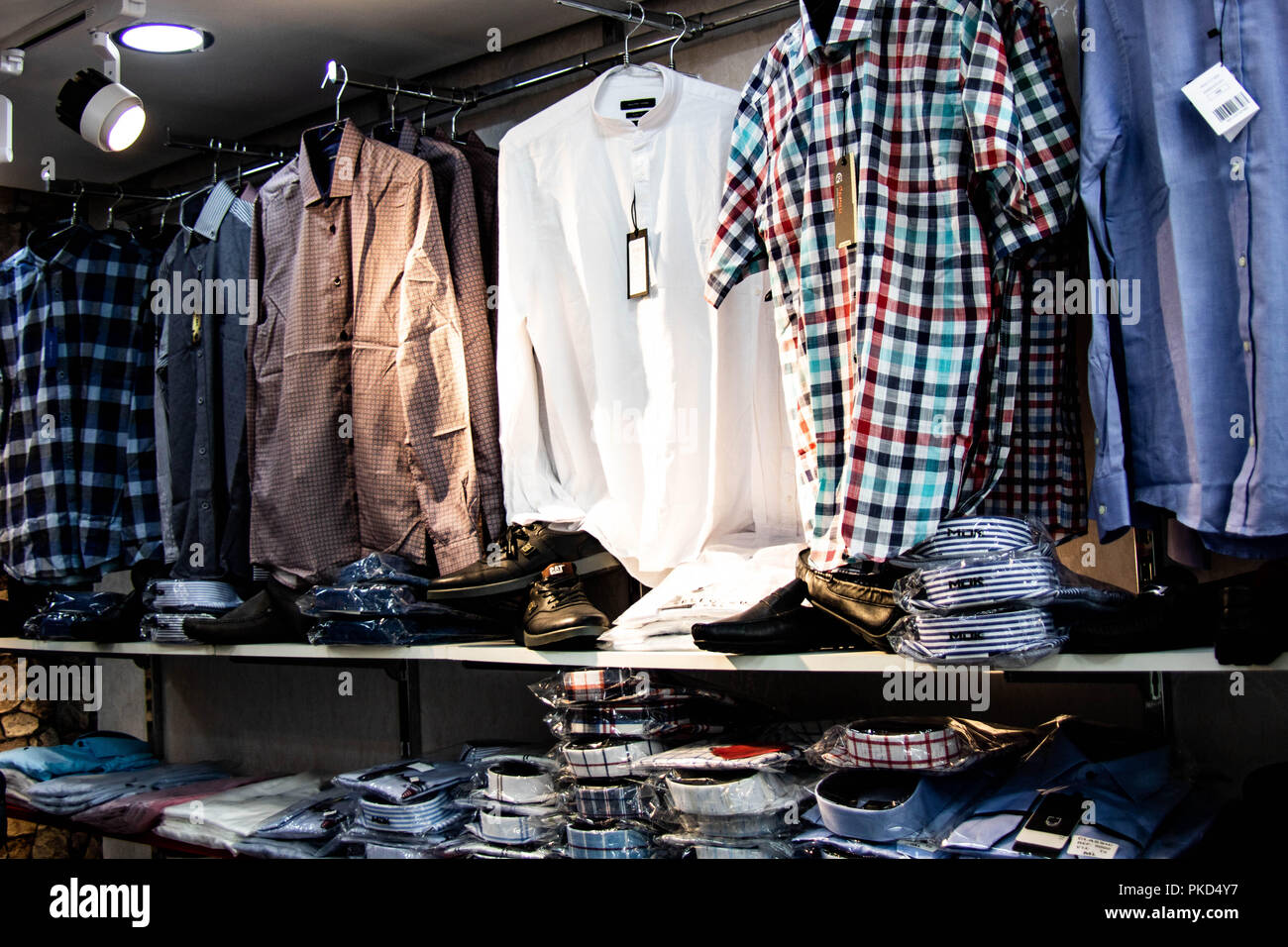 Store di shopping moda uomo donna abbigliamento touna house Foto Stock