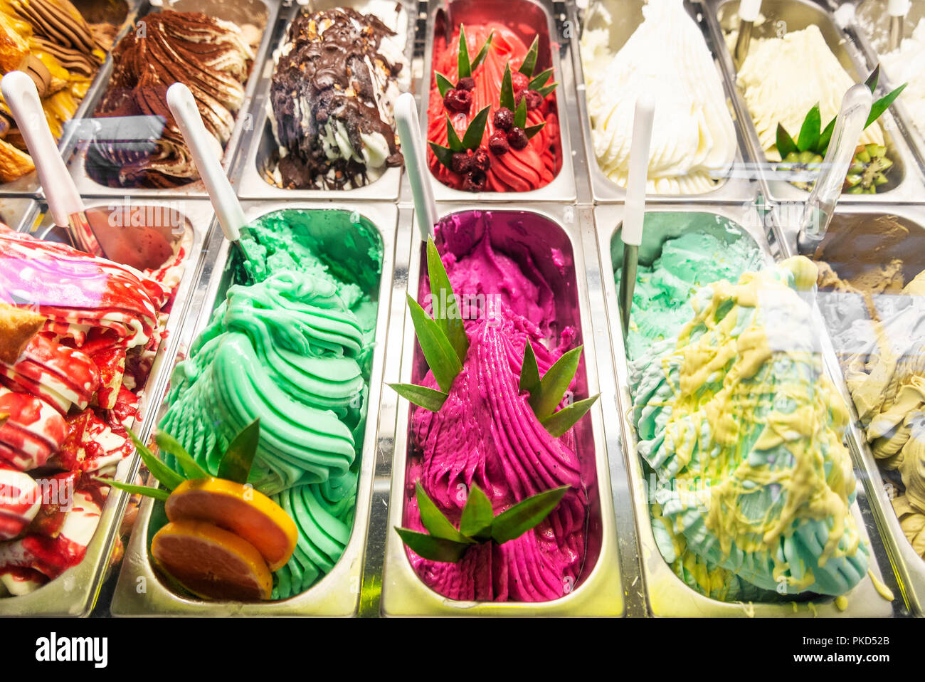 Varie Il gelato italiano gusti di gelato in moderno negozio di finestra di visualizzazione Foto Stock