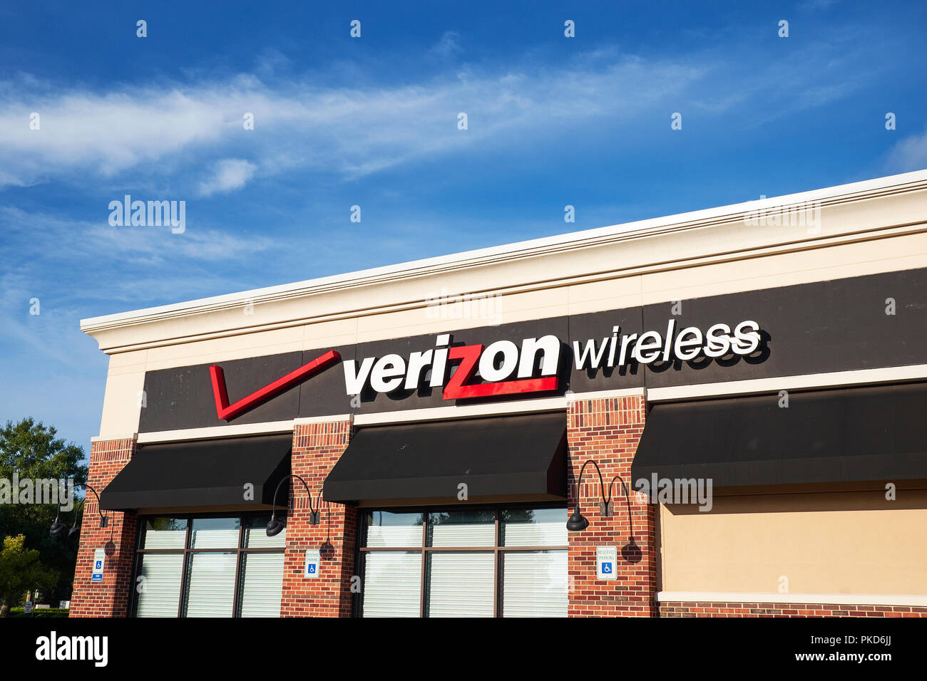 Verizon Wireless esterno anteriore segno e logo aziendale a Montgomery in Alabama, Stati Uniti d'America. Foto Stock