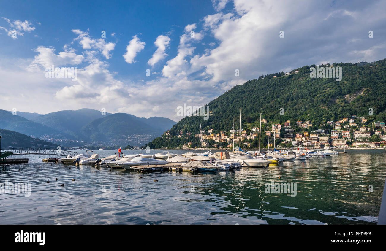 Yacht posti barca presso diga foranea Pier, il lago di Como, Lombardia, Italia Foto Stock