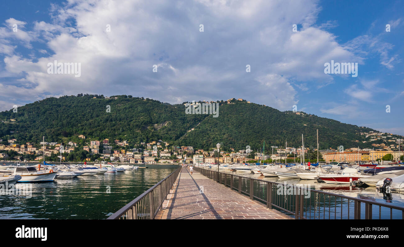 Diga foranea del molo, Lago di Como, Lombardia, Italia Foto Stock