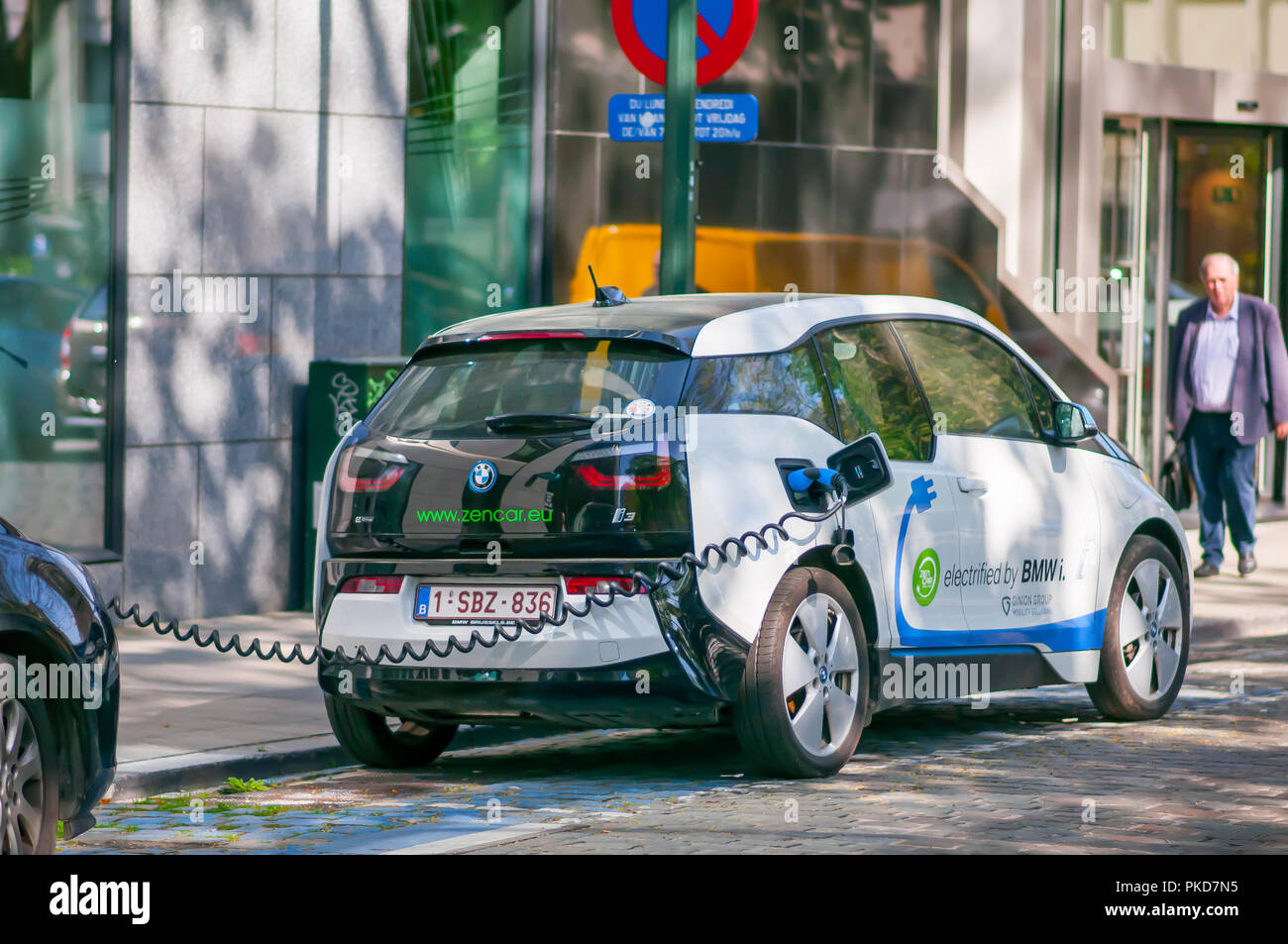 Un Auto Elettrica, Bmw I3 Ricarica Tramite Una Stazione Di Carica Il Centro Di Bruxelles, Belgio Maggio 2018 Foto Stock - Alamy