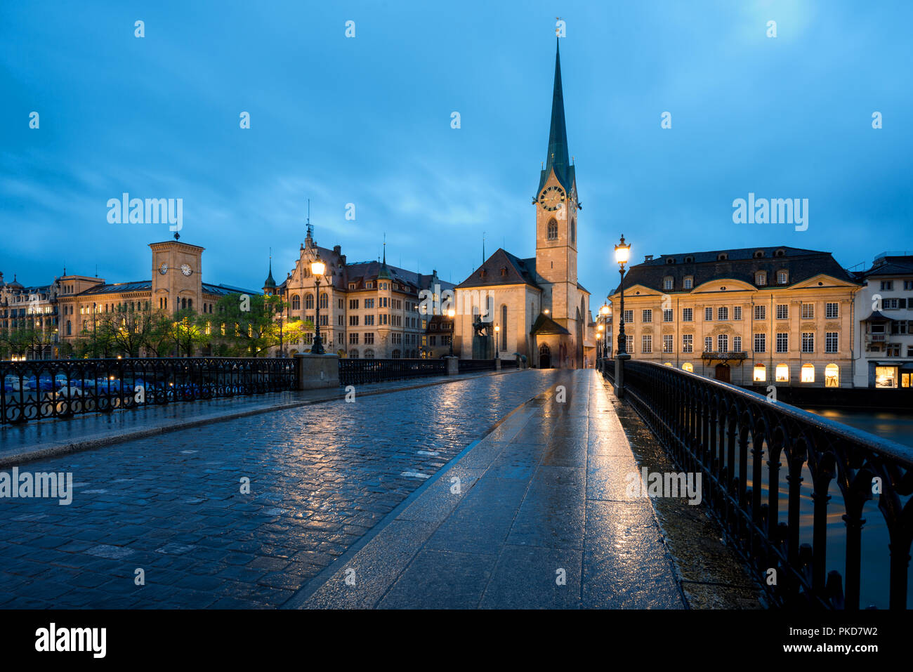 Vista del centro storico di Zurigo centro città con la famosa Chiesa di Fraumuenster e fiume Limmat presso il lago di Zurigo , in Twilight, il Cantone di Zurigo, Svizzera. Foto Stock