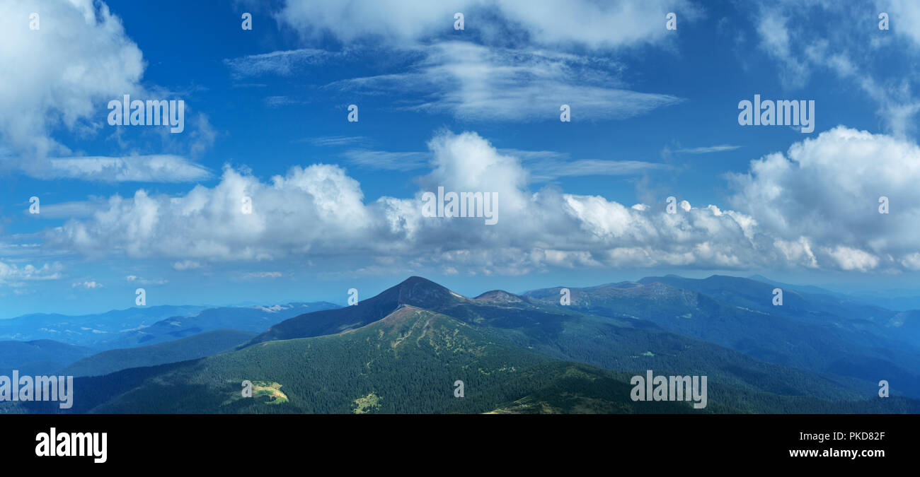 Nella parte superiore della montagna. La natura dello sfondo. Foto Stock