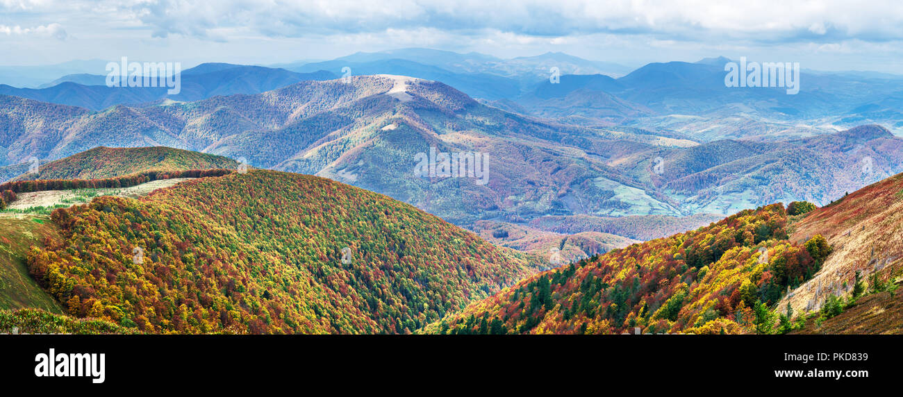 Nella parte superiore della montagna. La natura dello sfondo. Foto Stock